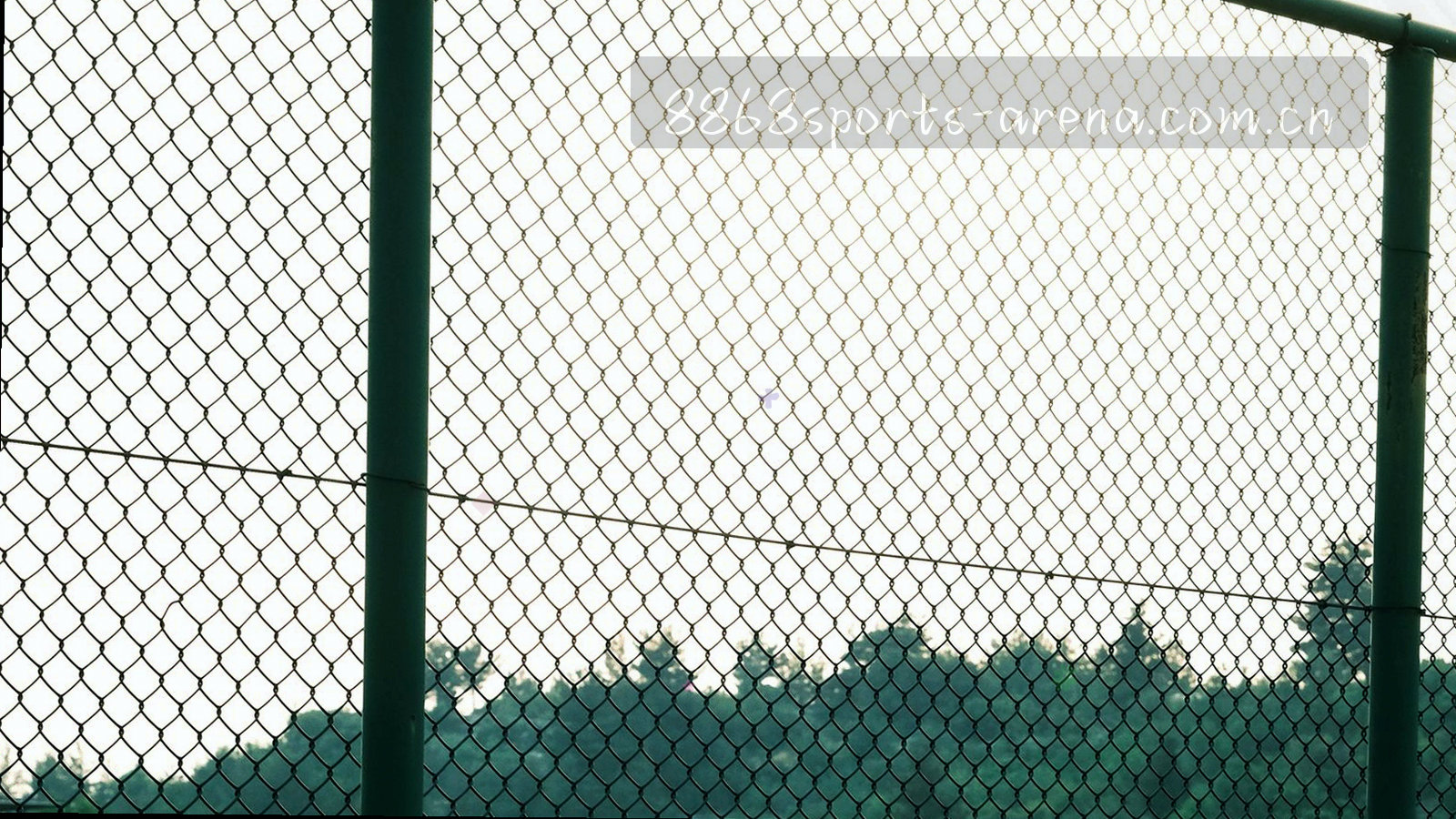 赛场大屏与比分数字抽象叠层，动态对角线构图